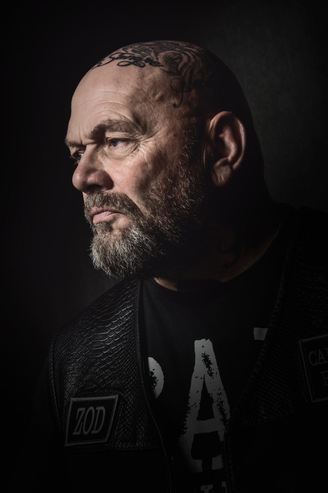 Zwart-wit portret van Henk Kuipers in profiel