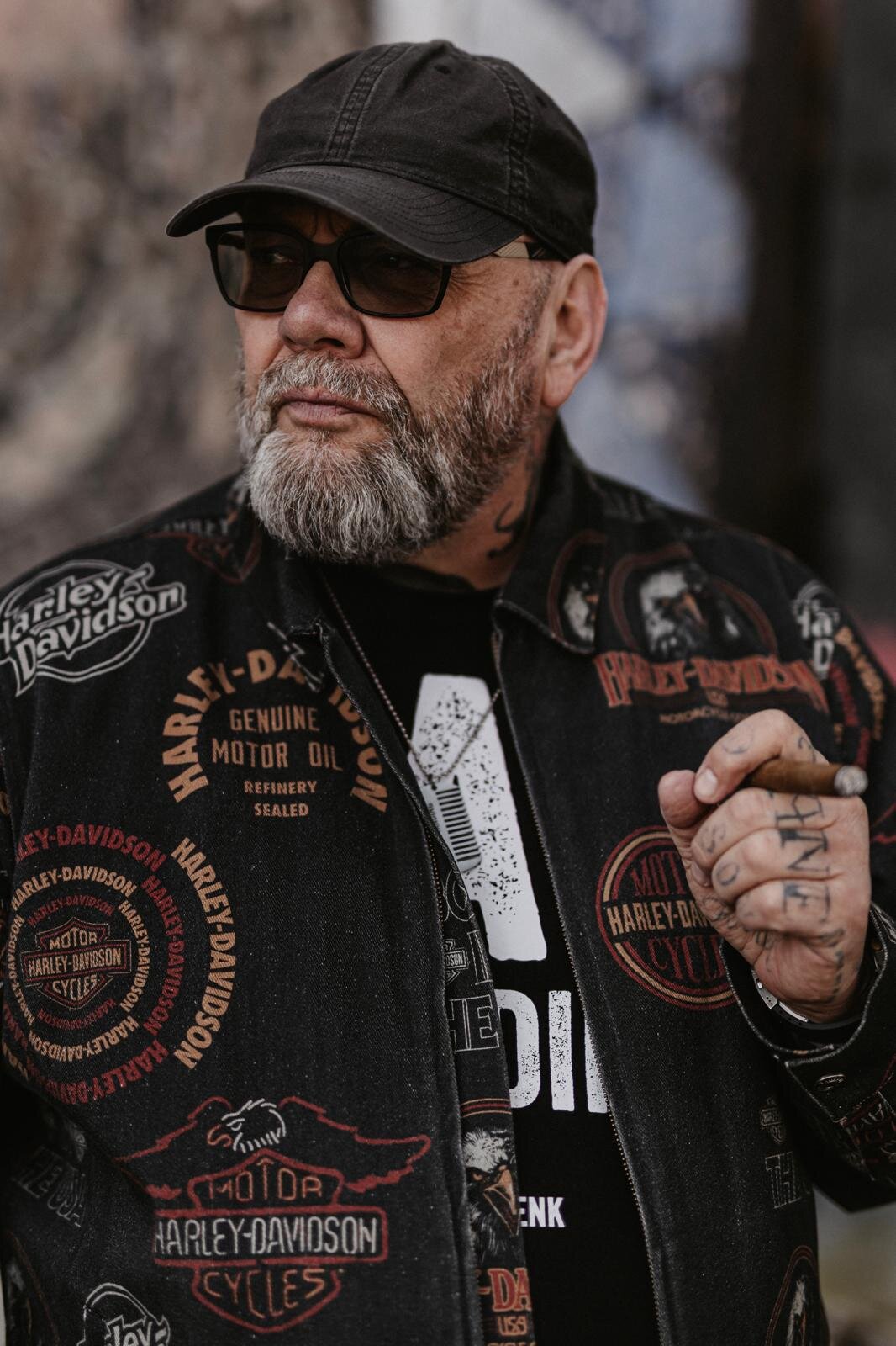 Henk Kuipers met pet, zonnebril en sigaar in Harley-Davidson jack